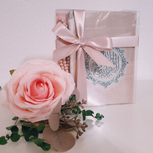 Geschenkbox mit Perlentesbih und Yasin Surenbuch Rosa