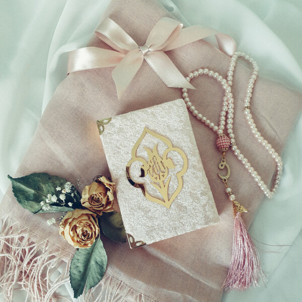 Geschenkbox mit Perlen Tesbih und edlem Quran