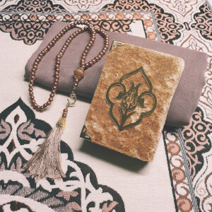 Geschenkbox 4 teiliges Set mit Quran, Gebetsteppich, Tesbih und Kopftuch