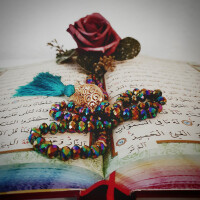Regenbogen Quran mit einer Kristal- Gebetskette in transparentem Box